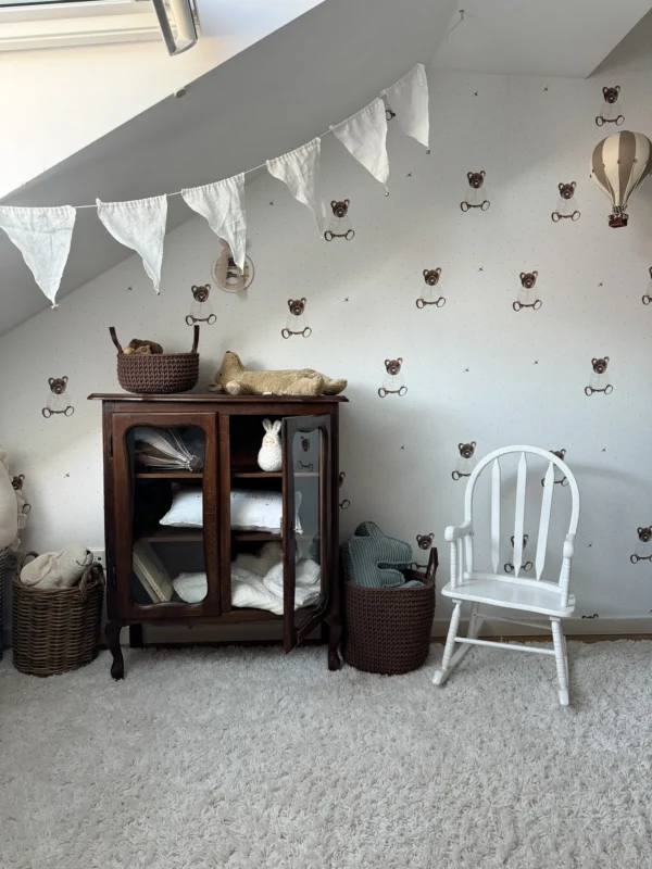 pokoik dziecięcy z tapetą w misie