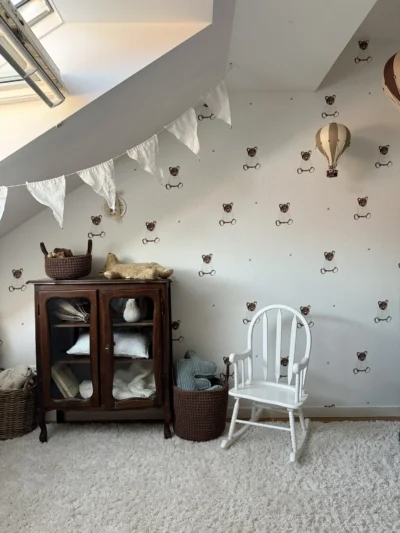Children's wallpaper with a teddy bear