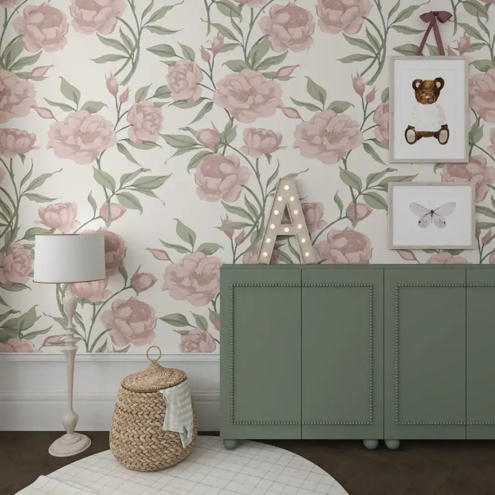 Papel pintado para la habitación de una niña con peonías en tonos rosa, salvia y beige