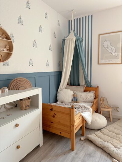 Wallpaper for boy's room in hand-painted cars