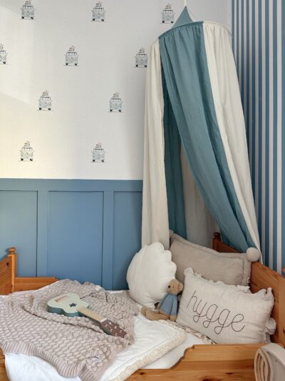 Wallpaper in old cars for a boy's room