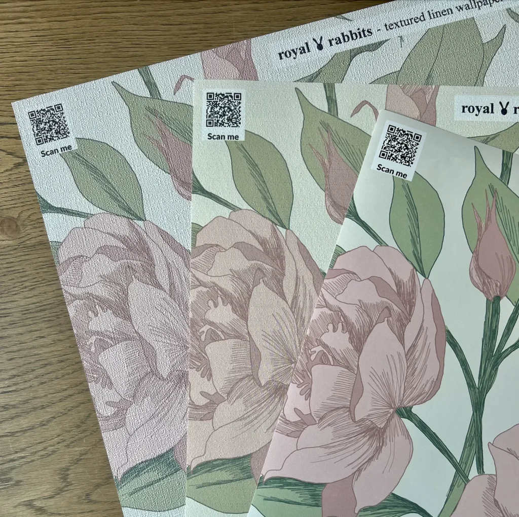 Carta da parati con fiori di peonia e confronto di materiali per carta da parati