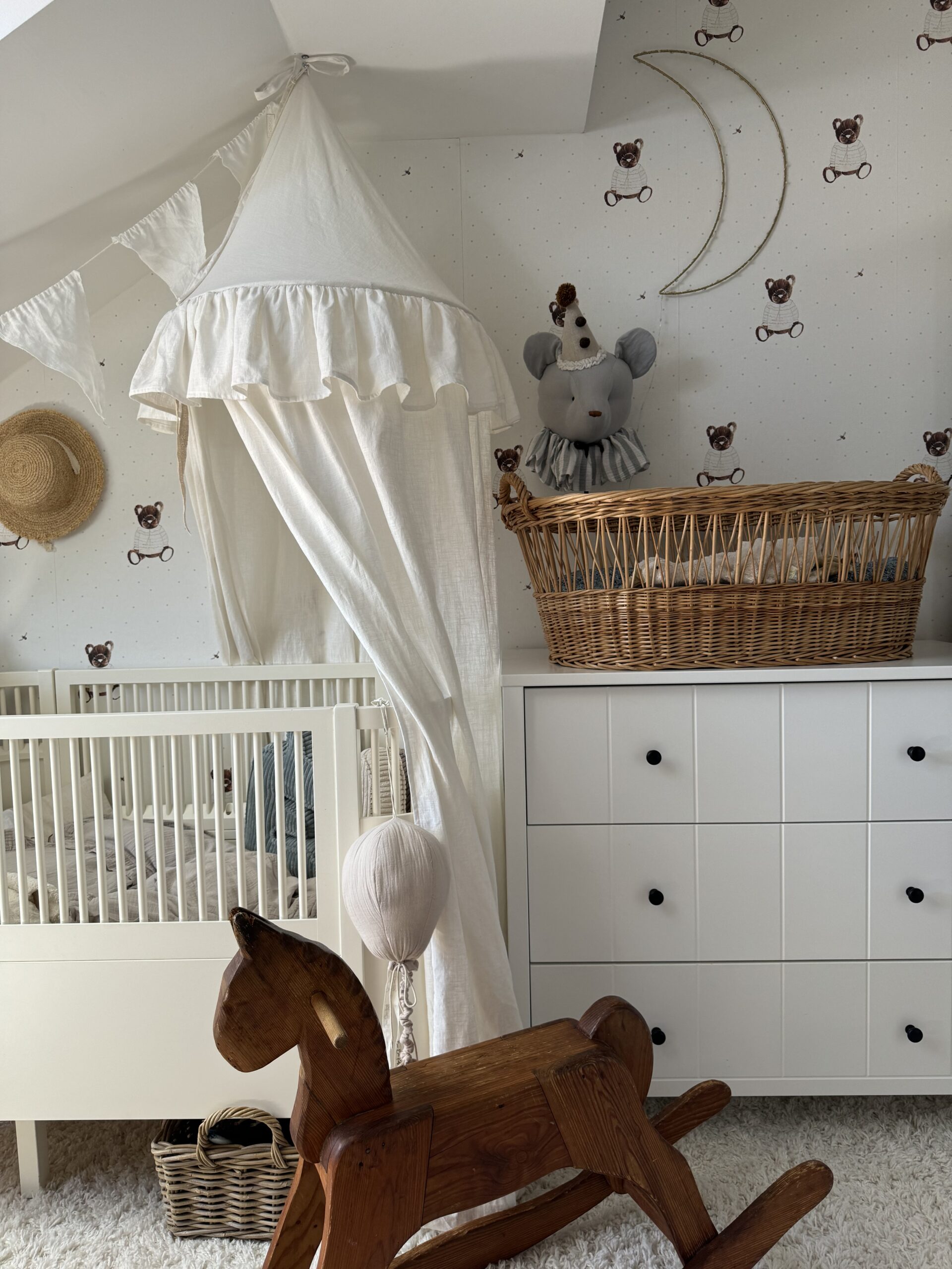 Pokój dziewczynki – 5 sposobów na kreatywną aranżację ściany 5 Tapeta do pokoju niemowlaka z misiem Alinką