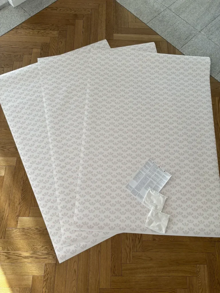 Tapeta na wymiar w brytach równej szerokości mniejszej niż 1m proporcjonalnie. Tapety pocięte na ok 1m szerokości. Instrukcja oraz klej w komplecie.