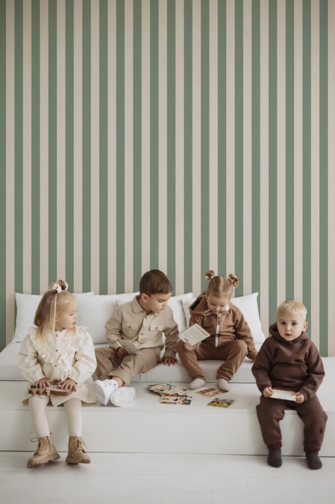 Jak dobrać tapetę do koloru mebli? Przewodnik po łączeniu wzorów z białym, ciemnym i drewnianym wyposażeniem 82 Wallpaper thick green and beige stripes